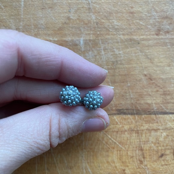 Pearly studs - Picture 2 of 2